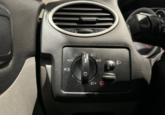 Подержанный автомобиль Ford Focus Hatchback 2009 года (9 фото)