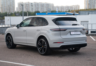 Подержанный автомобиль Porsche Cayenne 2023 года (7 фото)