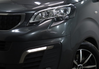 Подержанный автомобиль Peugeot Traveller 2021 года (20 фото)
