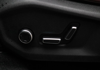 Подержанный автомобиль Geely Monjaro 2023 года (19 фото)