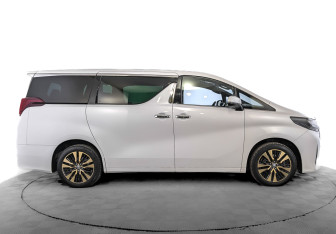 Подержанный автомобиль Toyota Alphard 2021 года (4 фото)