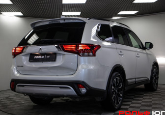 Подержанный автомобиль Mitsubishi Outlander 2022 года (22 фото)
