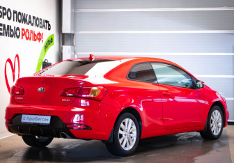 Подержанный автомобиль Kia Cerato Coupe 2013 года (4 фото)