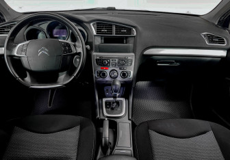 Подержанный автомобиль Citroen C4 Sedan 2015 года (14 фото)