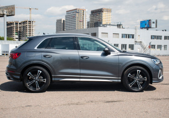 Подержанный автомобиль Audi Q3 2021 года (3 фото)