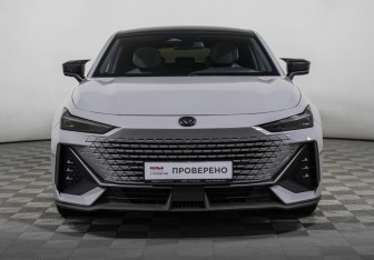 Подержанный автомобиль Changan UNI-V 2023 года (2 фото)