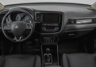 Подержанный автомобиль Mitsubishi Outlander 2018 года (13 фото)