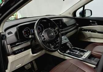Подержанный автомобиль Kia Carnival 2021 года (20 фото)