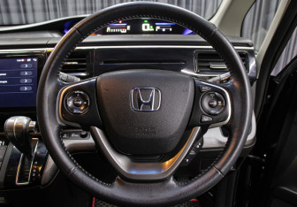 Подержанный автомобиль Honda Stepwgn 2016 года (20 фото)