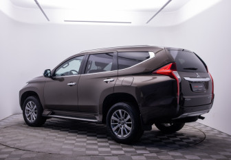 Подержанный автомобиль Mitsubishi Pajero Sport 2018 года (7 фото)
