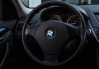 Подержанный автомобиль BMW X1 2012 года (11 фото)