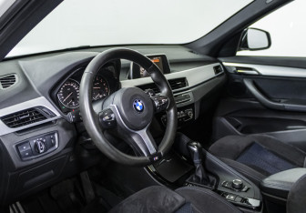 Подержанный автомобиль BMW X1 2015 года (11 фото)