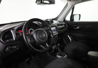 Подержанный автомобиль Jeep Renegade 2019 года (13 фото)