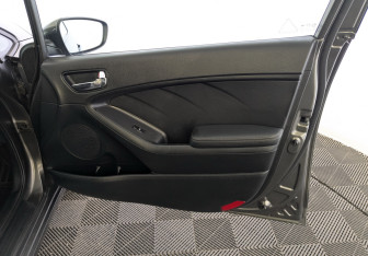 Подержанный автомобиль Kia Cerato Sedan 2015 года (24 фото)