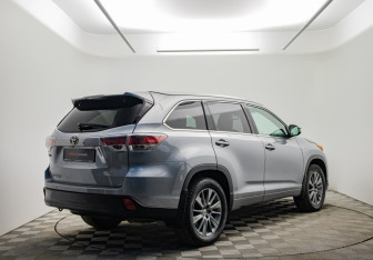 Подержанный автомобиль Toyota Highlander 2014 года (5 фото)