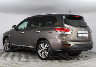 Подержанный автомобиль Nissan Pathfinder 2014 года (4 фото)