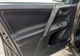 Подержанный автомобиль Toyota RAV4 2016 года (23 фото)