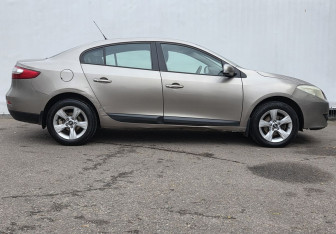 Подержанный автомобиль Renault Fluence 2012 года (4 фото)
