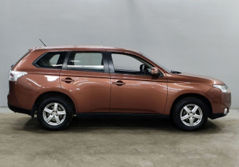 Подержанный автомобиль Mitsubishi Outlander 2012 года (2 фото)