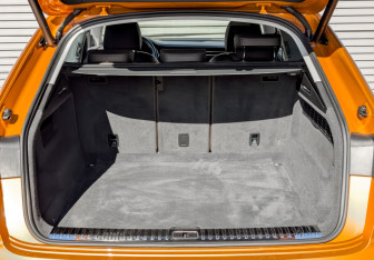 Подержанный автомобиль Audi Q8 2019 года (10 фото)