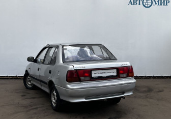 Подержанный автомобиль Suzuki Swift Sedan 2002 года (7 фото)