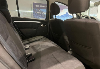 Подержанный автомобиль Renault Sandero 2010 года (11 фото)