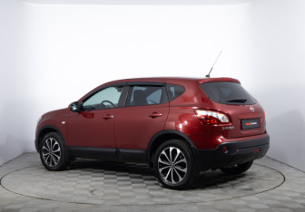 Подержанный автомобиль Nissan Qashqai 2010 года (7 фото)