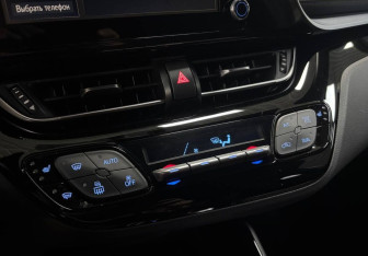 Подержанный автомобиль Toyota C-HR 2021 года (17 фото)