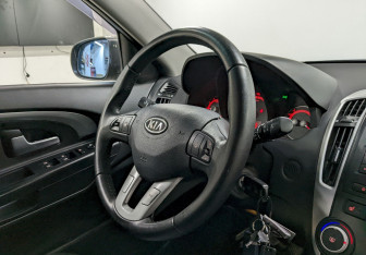 Подержанный автомобиль Kia Ceed Wagon 2010 года (21 фото)