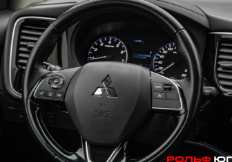 Подержанный автомобиль Mitsubishi Outlander 2016 года (11 фото)