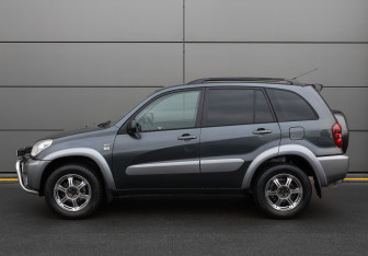 Подержанный автомобиль Toyota RAV4 2004 года (8 фото)