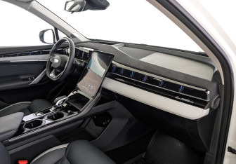 Подержанный автомобиль Geely Atlas 2024 года (13 фото)