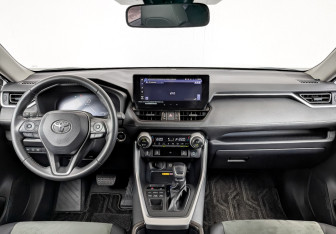 Подержанный автомобиль Toyota RAV4 2024 года (14 фото)