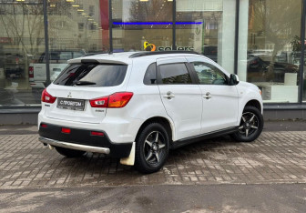 Подержанный автомобиль Mitsubishi ASX 2010 года (8 фото)
