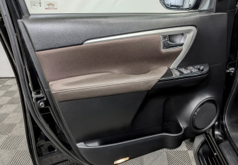 Подержанный автомобиль Toyota Fortuner 2019 года (19 фото)