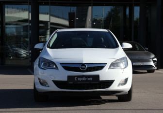 Подержанный автомобиль Opel Astra Hatchback 2010 года (2 фото)