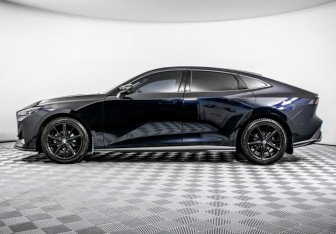 Подержанный автомобиль Changan UNI-V 2023 года (8 фото)