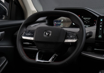 Подержанный автомобиль Changan UNI-S 2024 года (13 фото)