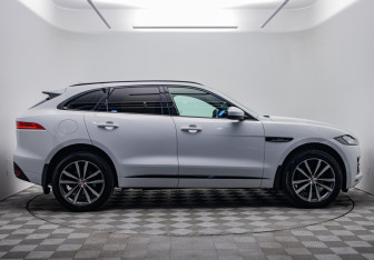 Подержанный автомобиль Jaguar F-Pace 2018 года (6 фото)