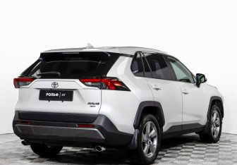 Подержанный автомобиль Toyota RAV4 2021 года (4 фото)