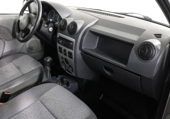 Подержанный автомобиль Renault Logan Sedan 2006 года (6 фото)