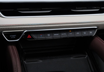 Подержанный автомобиль Geely Monjaro 2023 года (24 фото)