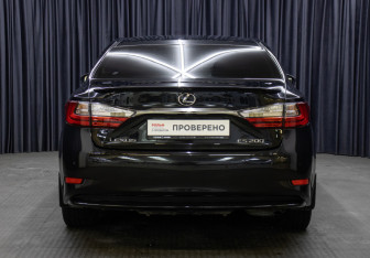 Подержанный автомобиль Lexus ES 2016 года (6 фото)