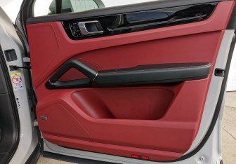 Подержанный автомобиль Porsche Cayenne 2020 года (14 фото)