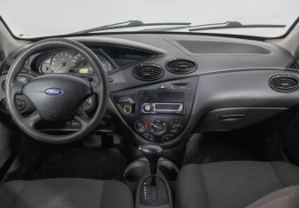 Подержанный автомобиль Ford Focus Sedan 2003 года (13 фото)