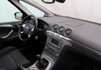 Подержанный автомобиль Ford S-MAX 2006 года (10 фото)