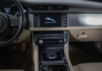 Подержанный автомобиль Jaguar XF Sedan 2016 года (14 фото)