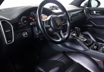Подержанный автомобиль Porsche Cayenne 2018 года (15 фото)