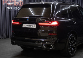 Подержанный автомобиль BMW X7 2021 года (31 фото)