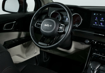 Подержанный автомобиль Kia Carnival 2022 года (9 фото)